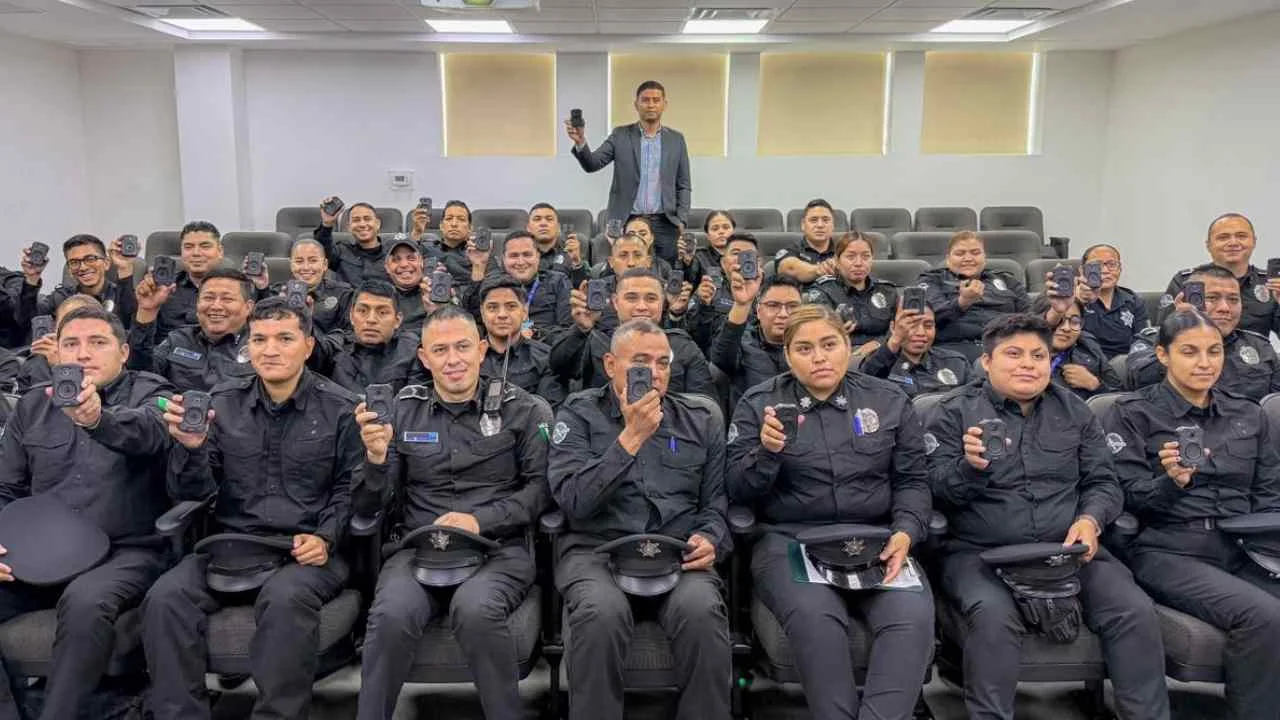 Policías de Monterrey se capacitan en cámaras con traductor para 2026