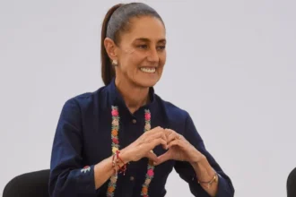 Sheinbaum defiende educación pública y beca universal en Edomex