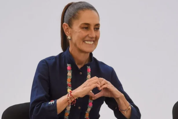 Sheinbaum defiende educación pública y beca universal en Edomex