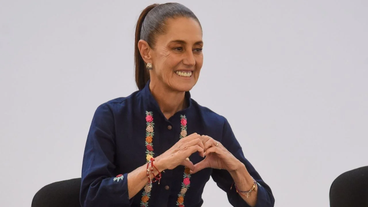 Sheinbaum defiende educación pública y beca universal en Edomex