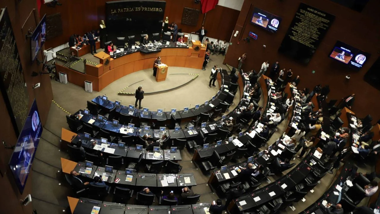 Suben a 17 las licencias en Morena para elecciones de 2027