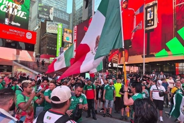 Aficionados mexicanos celebran en Times Square previo al México-Corea