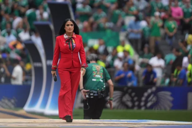 Salma Hayek inaugura la Copa Mundial 2026 en Ciudad de México