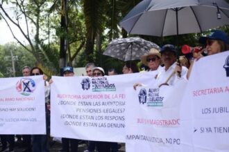 Maestros y jubilados protestan ante Sheinbaum en Xalapa