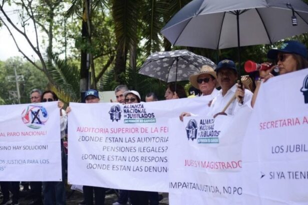 Maestros y jubilados protestan ante Sheinbaum en Xalapa