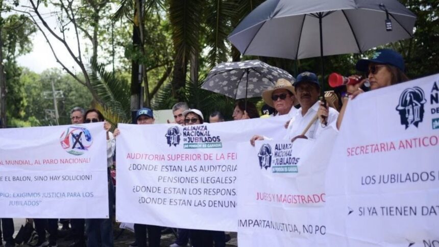 Maestros y jubilados protestan ante Sheinbaum en Xalapa
