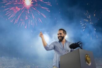 Bukele anuncia 50,000 becas para jóvenes en El Salvador