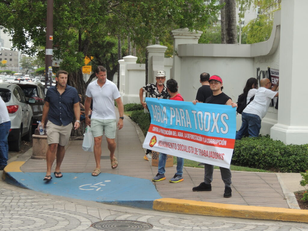 Protestan en San Juan por crisis del agua y evento de González