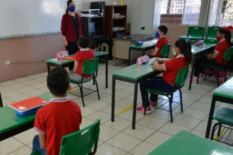 SEP consultará a maestros sobre uso de celulares en escuelas