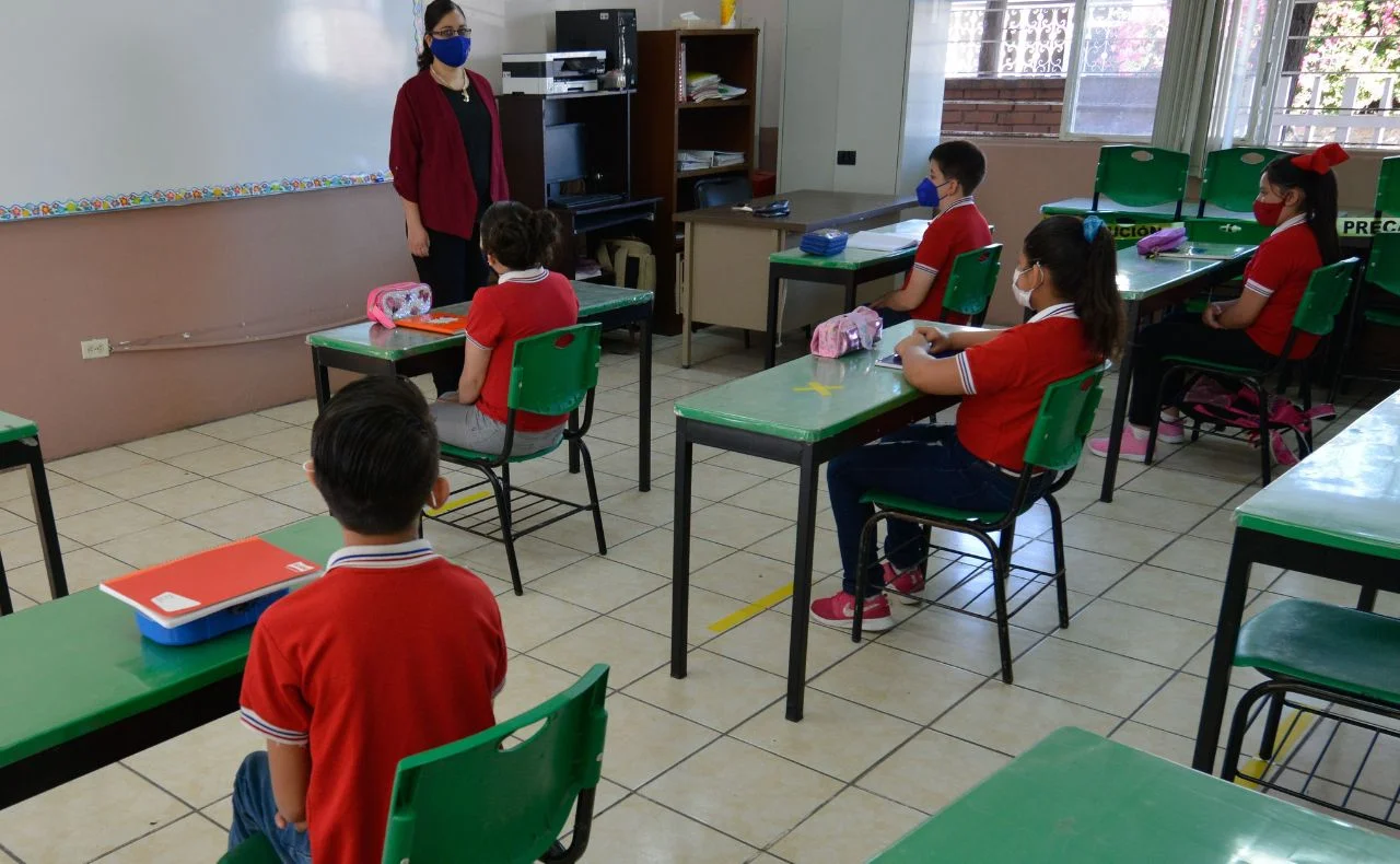 SEP consultará a maestros sobre uso de celulares en escuelas