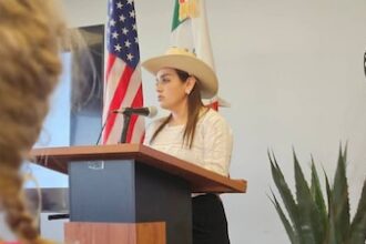 Grecia Quiroz dialoga con migrantes mexicanos en California
