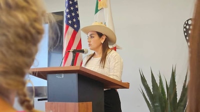 Grecia Quiroz dialoga con migrantes mexicanos en California