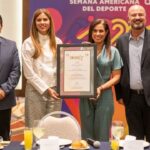 León recibe reconocimiento internacional por fomento al deporte