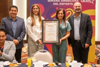León recibe reconocimiento internacional por fomento al deporte