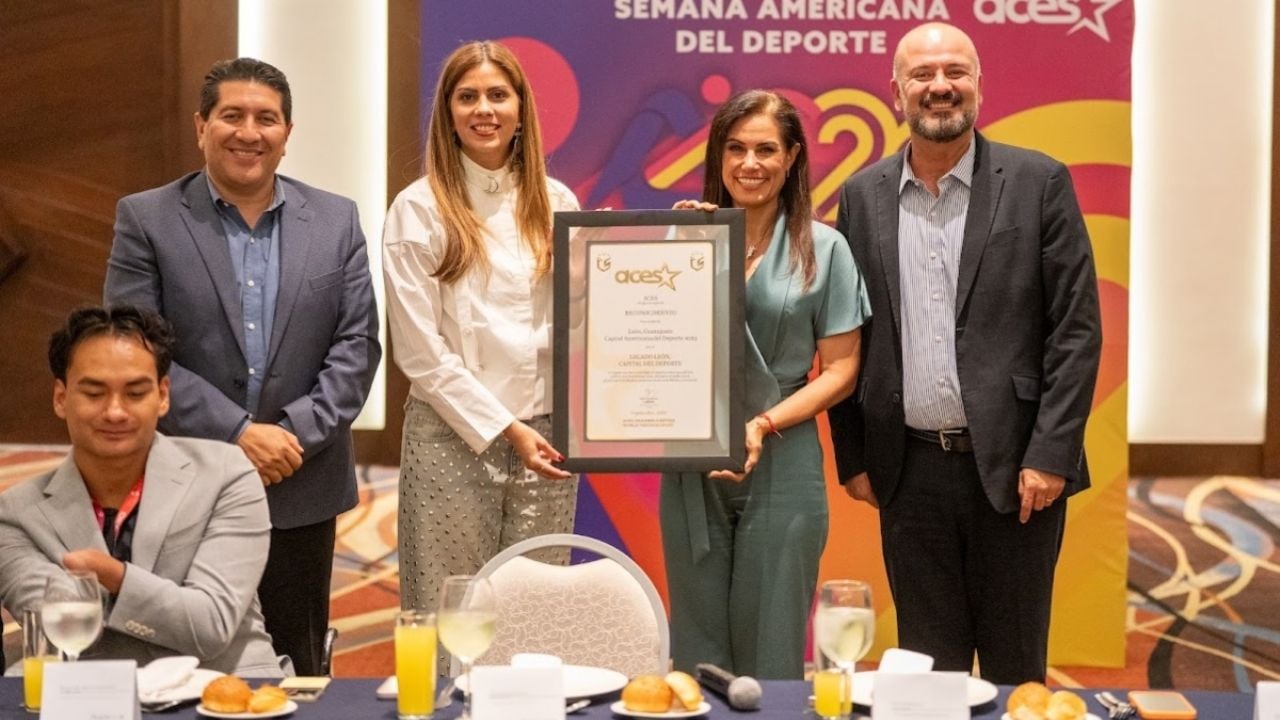 León recibe reconocimiento internacional por fomento al deporte