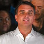 Flávio Bolsonaro se proclama presidente y denuncia fraude electoral