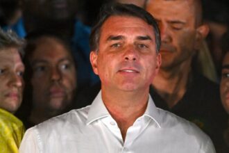 Flávio Bolsonaro se proclama presidente y denuncia fraude electoral