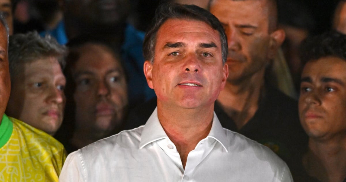 Flávio Bolsonaro se proclama presidente y denuncia fraude electoral