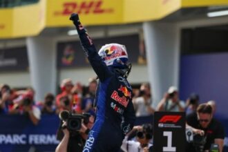 Verstappen logra la pole en Bahréin y lidera la temporada 2026