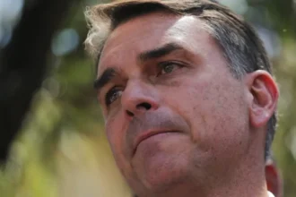 Flávio Bolsonaro habría salido de Brasil pese a orden judicial