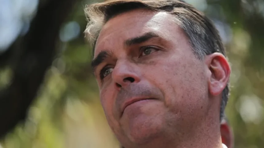 Flávio Bolsonaro habría salido de Brasil pese a orden judicial
