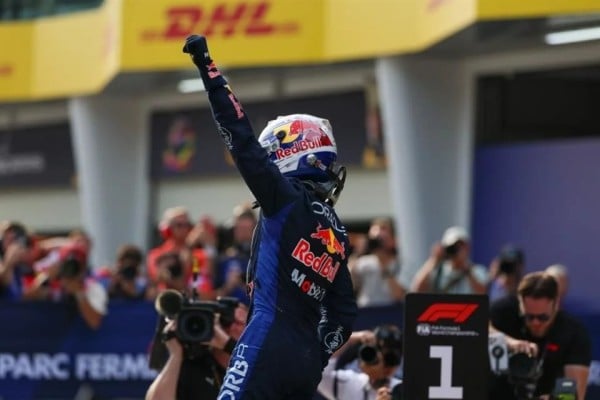 Verstappen logra la pole en Bahréin y lidera la temporada 2026