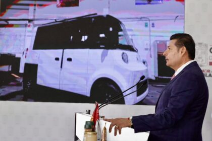 Puebla lanza 100 mil becas en inteligencia artificial y robótica
