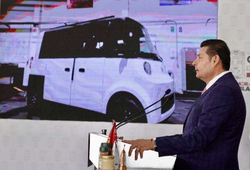 Puebla lanza 100 mil becas en inteligencia artificial y robótica