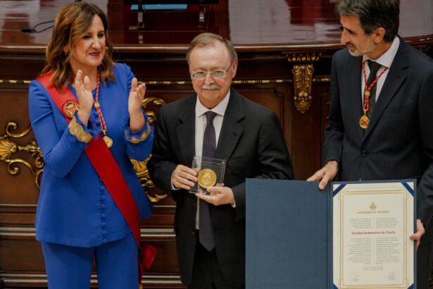 Juan Jesús Vivas recibe la Medalla de Honor de Valencia por Ceuta